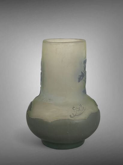 Travail français 
Vase en verre double couche...