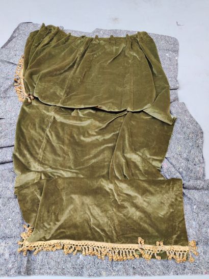 Ensemble de trois pièces de tissus en velours...
