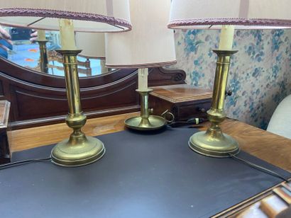 Trois bougeoirs en laiton, montés en lampe....