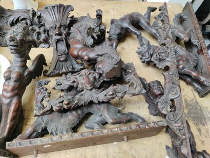 Lot d'éléments de meubles en bois sculpté...