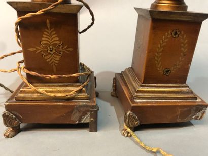 Paire de pieds de lampe en tôle peinte à...