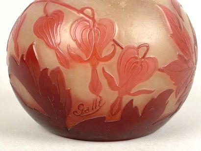 Travail français 
Vase boule en verre double...