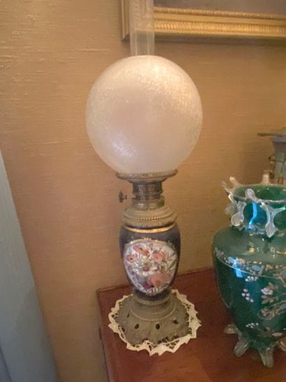 Réunion de quatre lampes à pétrole en porcelaine...