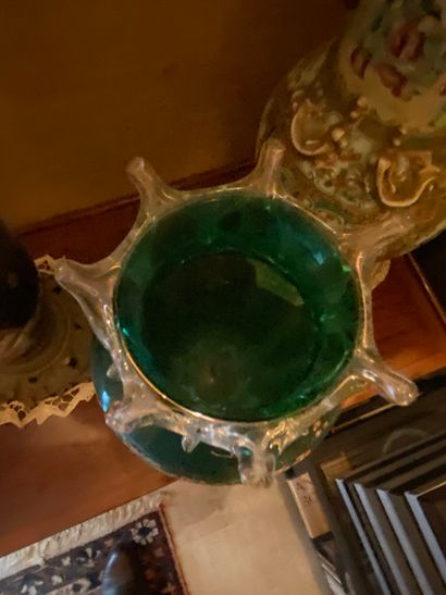 Vase en verre vert émaillé à décor floral....