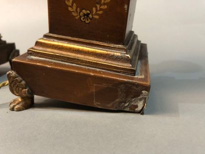 Paire de pieds de lampe en tôle peinte à...