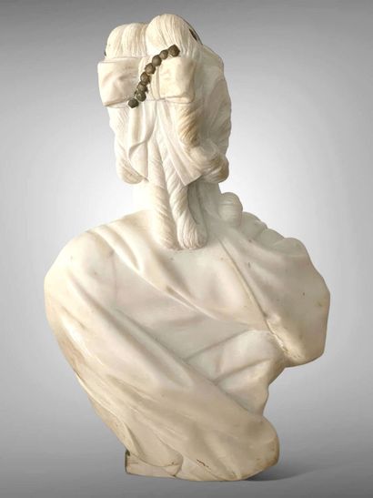 D'après Augustin PAJOU.
Buste de la Reine...