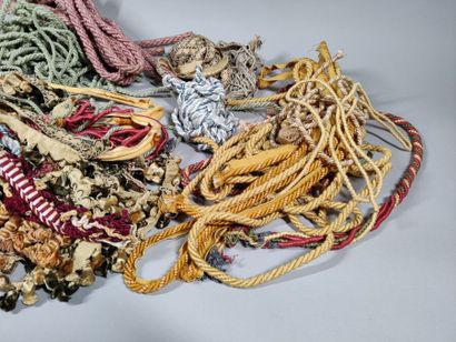 Important ensemble de passementerie dont...