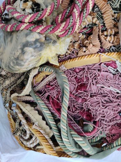 Important ensemble de passementerie dont...