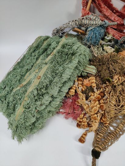 Important ensemble de passementerie dont...