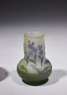 Travail français 
Vase en verre double couche...
