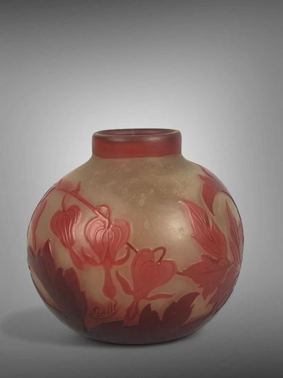 Travail français 
Vase boule en verre double...