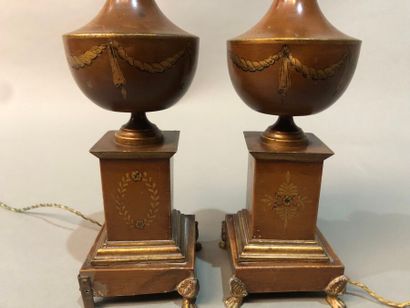 Paire de pieds de lampe en tôle peinte à...