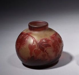 Travail français 
Vase boule en verre double...