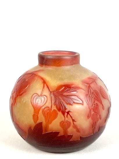 Travail français 
Vase boule en verre double...