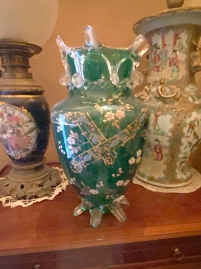 Vase en verre vert émaillé à décor floral....
