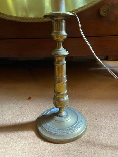 Paire de bougeoirs en bronze à décor de palmettes.
XIXe...