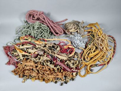 Important ensemble de passementerie dont...
