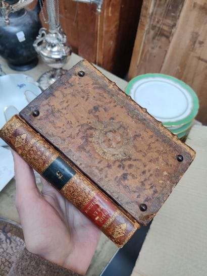 Deux reliures formant serre-livres.
(Usures...