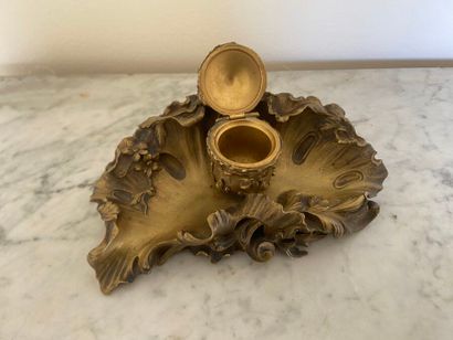 Encrier en bronze doré Thiébaut frères.
Signé...