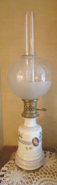 Réunion de quatre lampes à pétrole en porcelaine...