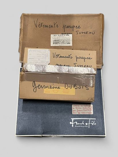 Deux poupées et deux cartons de vêtements...