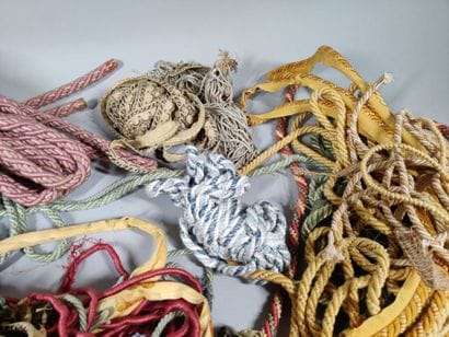 Important ensemble de passementerie dont...