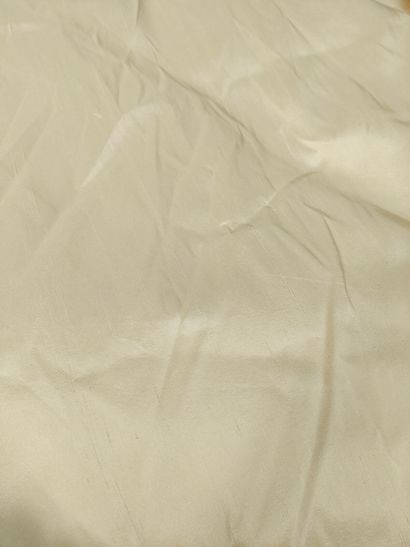 Deux importantes pièces de tissu taffetas...