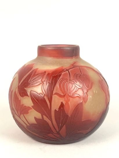 Travail français 
Vase boule en verre double...