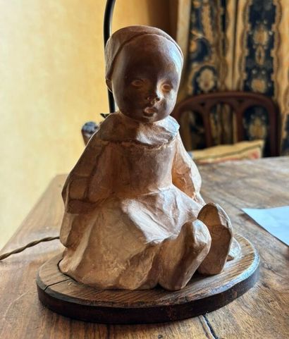 Berthe SAVIGNY (1882-1958).
Enfant assis.
Terre...