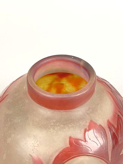 Travail français 
Vase boule en verre double...