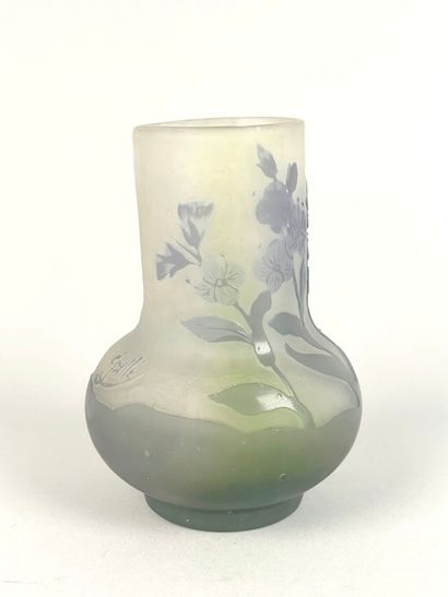 Travail français 
Vase en verre double couche...