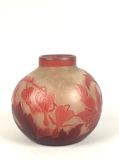 Travail français 
Vase boule en verre double...