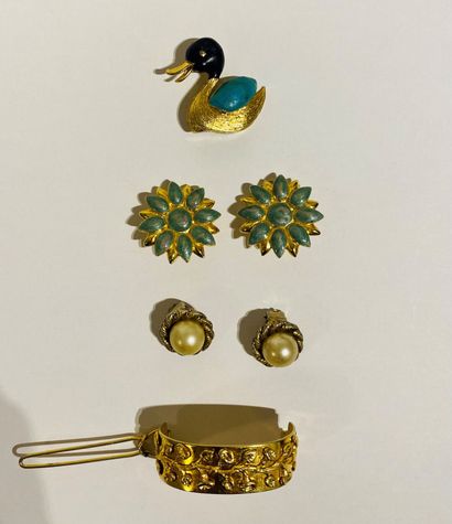 Lot of costume jewelry including:
- An ORENA...