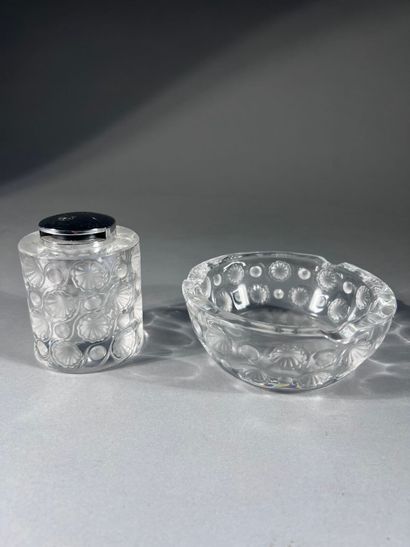 LALIQUE France
Lot including:
- A table lighter,...