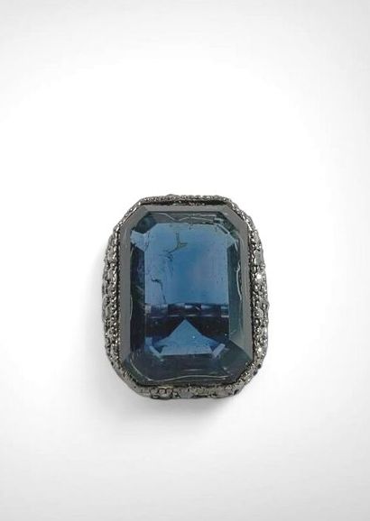 Kenneth LANE
Blackened metal ring entirely...