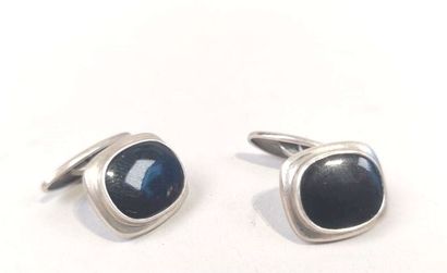 Pair of cufflinks adorned with onyx cabo...