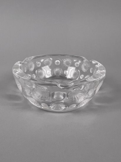LALIQUE France
Lot including:
- A table lighter,...