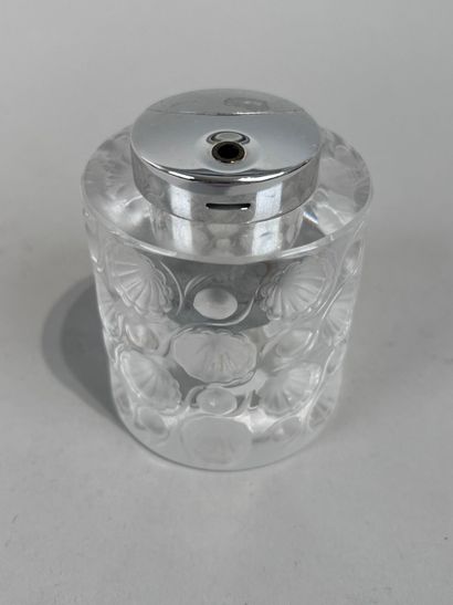 LALIQUE France
Lot including:
- A table lighter,...