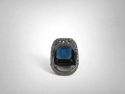 Kenneth LANE
Blackened metal ring entirely...