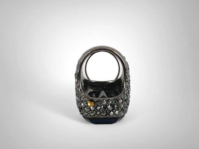 Kenneth LANE
Blackened metal ring entirely...