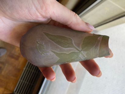 TRAVAIL FRANÇAIS.
Deux petits vases à col...