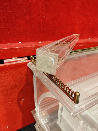 COMATEC.
Bureau à cylindre en plexiglas,...