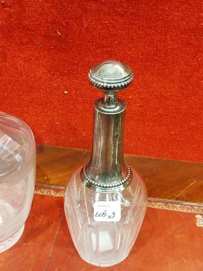 Réunion de trois carafes couvertes en verre,...