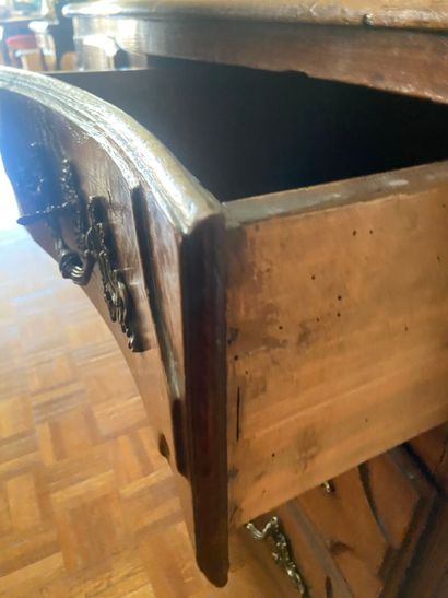 Commode à façade galbée et montants arrondis,...