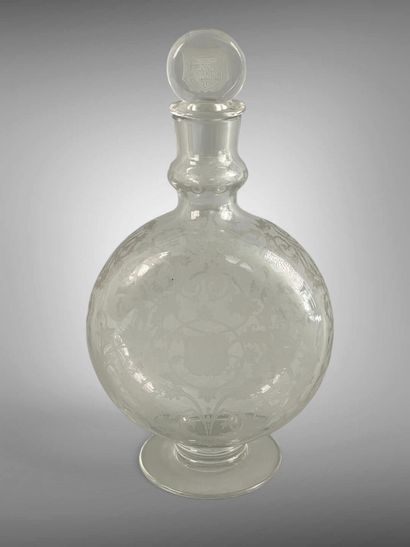 BACCARAT.
Carafe couverte en cristal à décor,...
