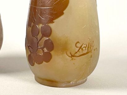 TRAVAIL FRANÇAIS.
Deux petits vases à col...