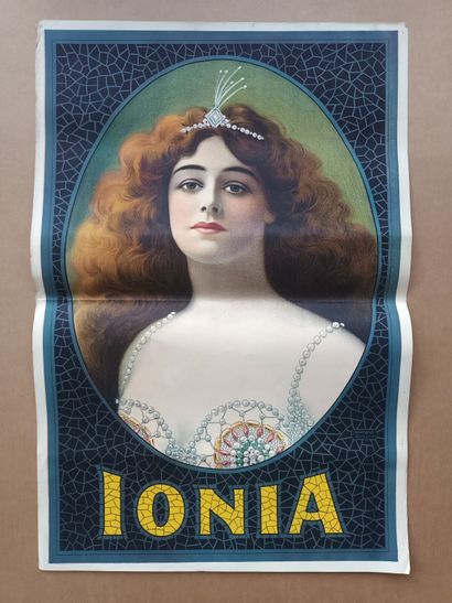 IONIA fond bleu.
Affiche non entoilée.
(Plis,...