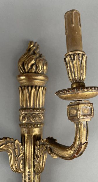 Paire d'appliques aux brandons en bois sculpté...
