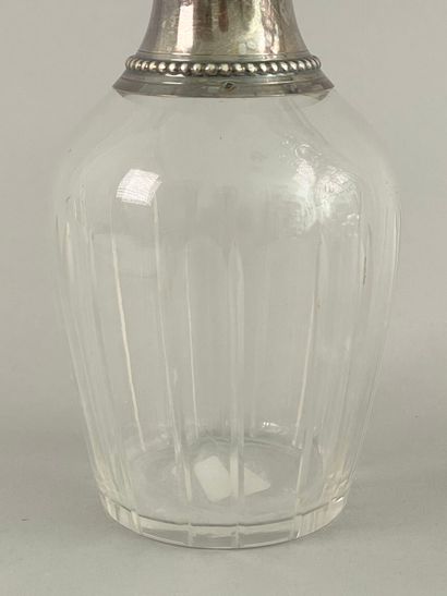 Réunion de trois carafes couvertes en verre,...