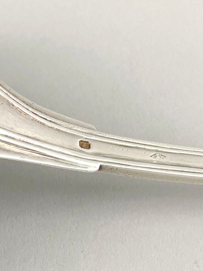 Louche en argent, modèle à filets. 
Poinçon...